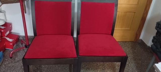 Lote dos sillas de madera oscura