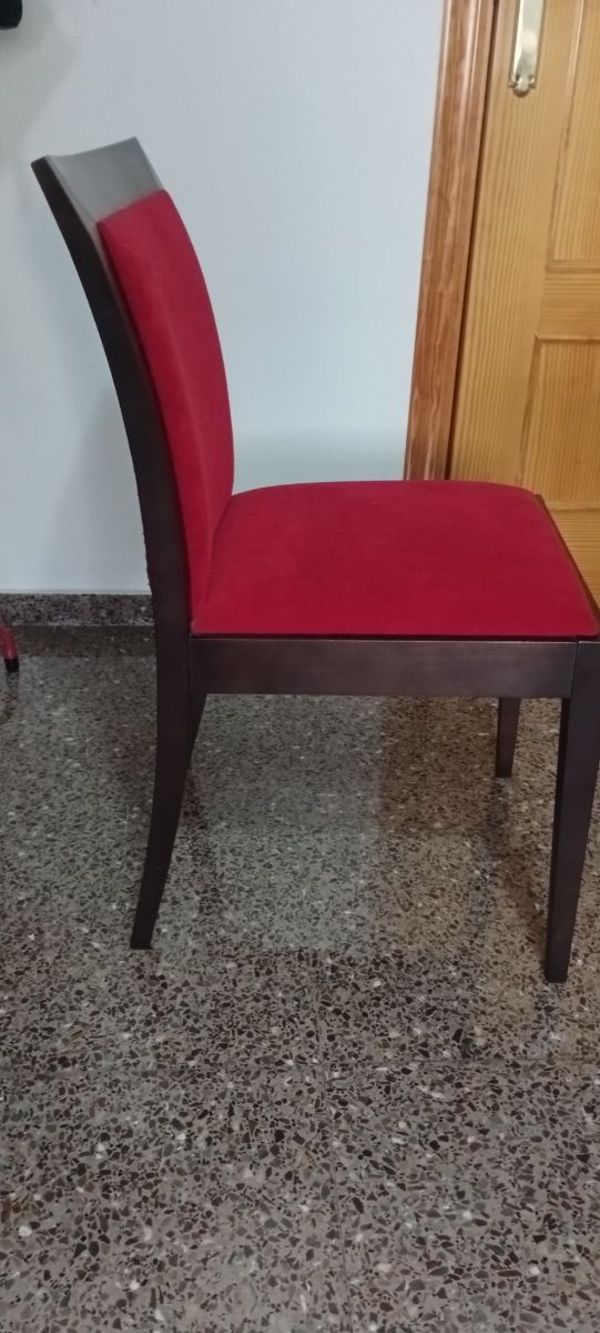 Lote dos sillas de madera oscura