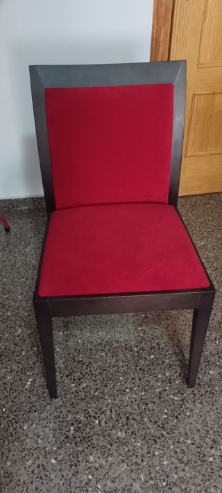 Lote dos sillas de madera oscura