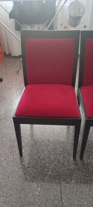 Lote dos sillas de madera oscura