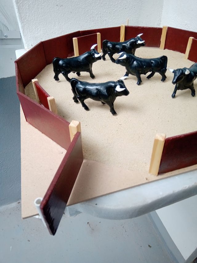 PLAZA  DE  TOROS  DE  JUGUETE