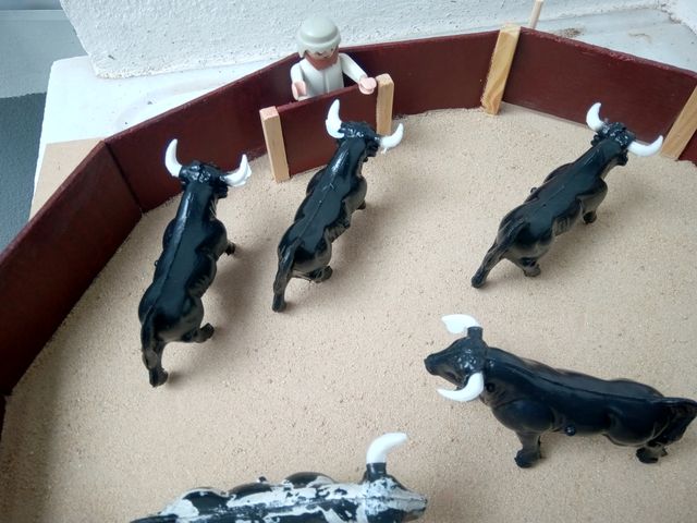 PLAZA  DE  TOROS  DE  JUGUETE