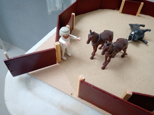 PLAZA  DE  TOROS  DE  JUGUETE