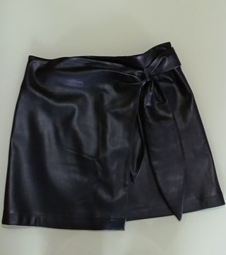 Falda corta negra imitación piel