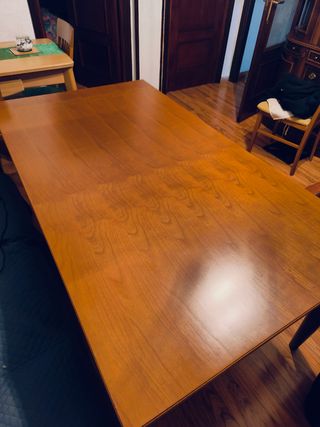 Mesa robusta soporta mucho peso  y 4 sillas,60€.