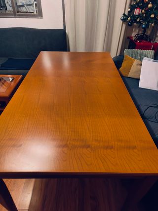 Mesa robusta soporta mucho peso  y 4 sillas,60€.