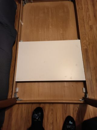 Mesa robusta soporta mucho peso  y 4 sillas,60€.