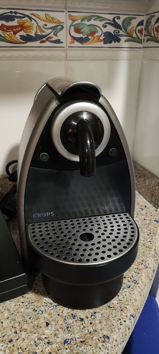 Cafetera Nespresso Krups con espumador y caja
