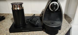 Cafetera Nespresso Krups con espumador y caja