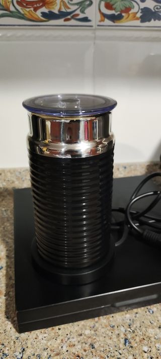 Cafetera Nespresso Krups con espumador y caja