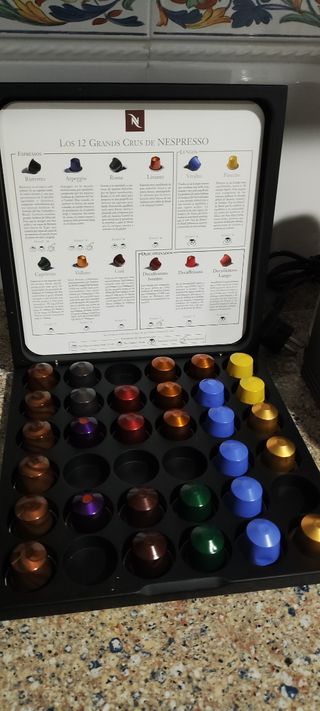 Cafetera Nespresso Krups con espumador y caja