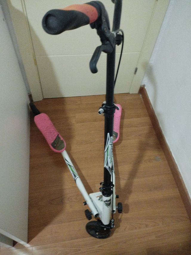 Patinete de tres ruedas rosa