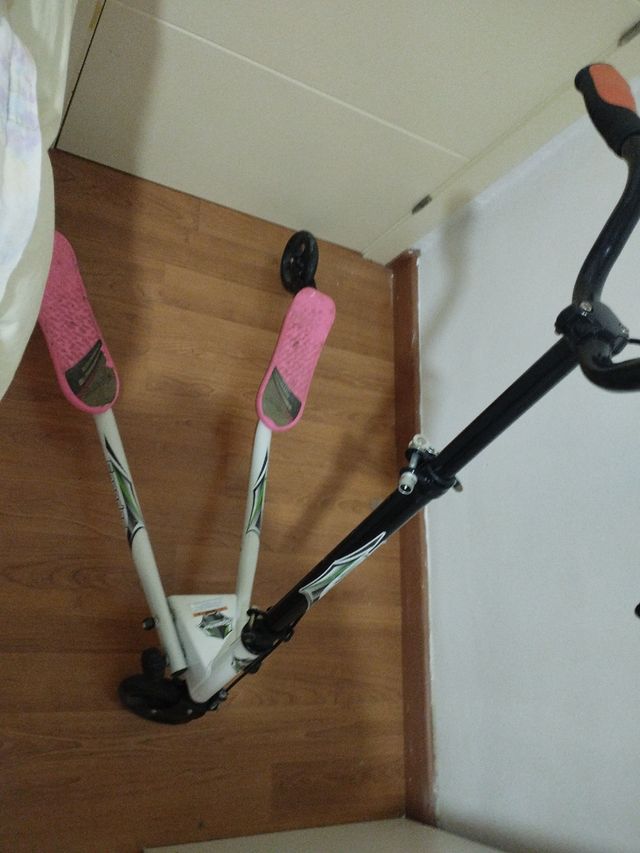 Patinete de tres ruedas rosa