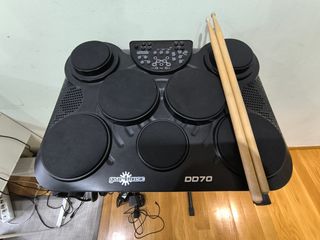 Batería electrónica y Auriculares.