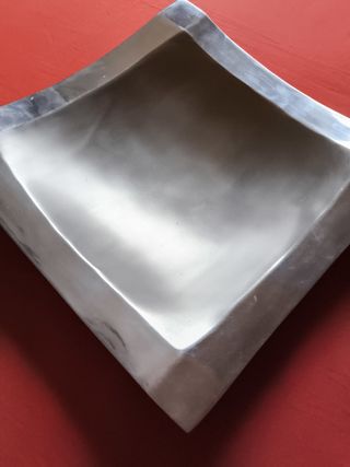 CENTRO DE MESA CUADRADO EN METAL PLATEADO