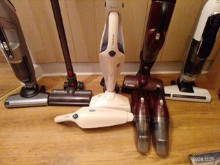 Varias aspiradoras de escoba