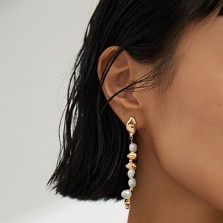Pendientes dorados con perlas naturales