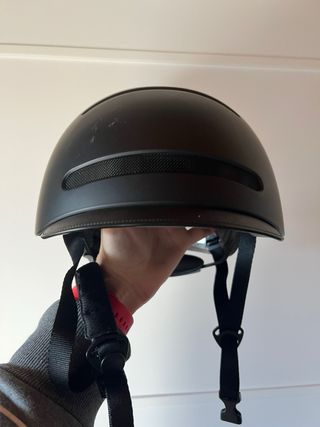 Casco con frecce e luce bluetooth Livall