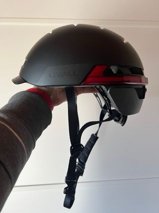 Casco con frecce e luce bluetooth Livall