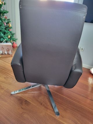 Sillón giratorio con reposa pie