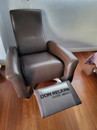 Sillón giratorio con reposa pie