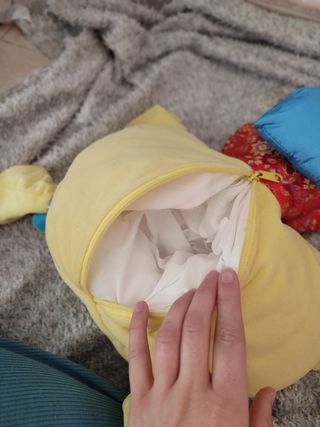 Muñeca kumis guarda pijamas