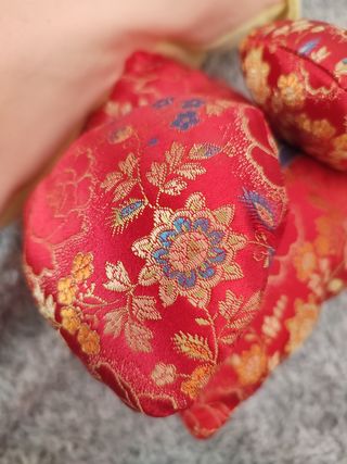 Muñeca kumis guarda pijamas