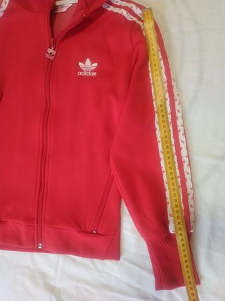 Chándal rojo.