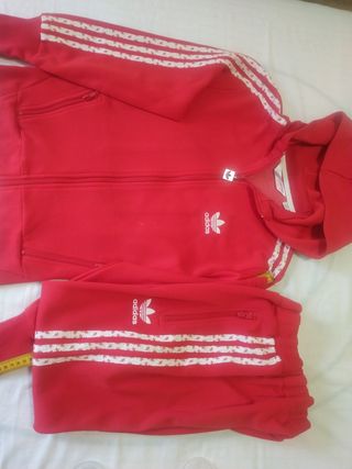 Chándal rojo.