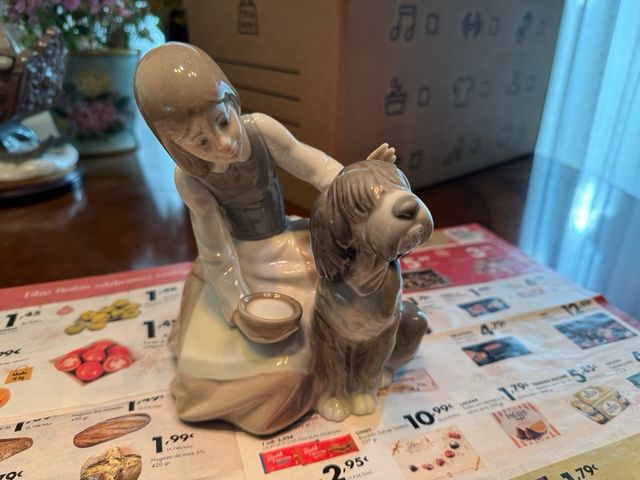 Lladró niña alimentando perro