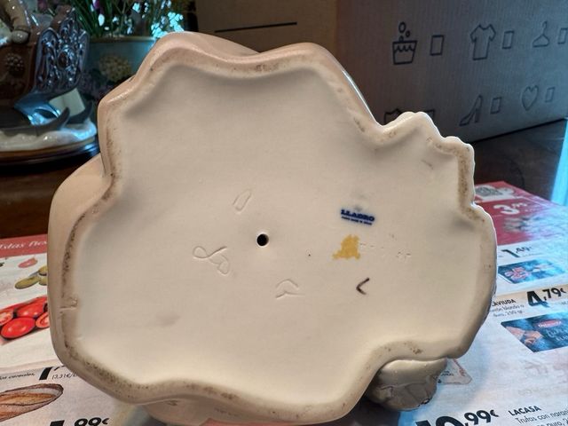 Lladró niña alimentando perro