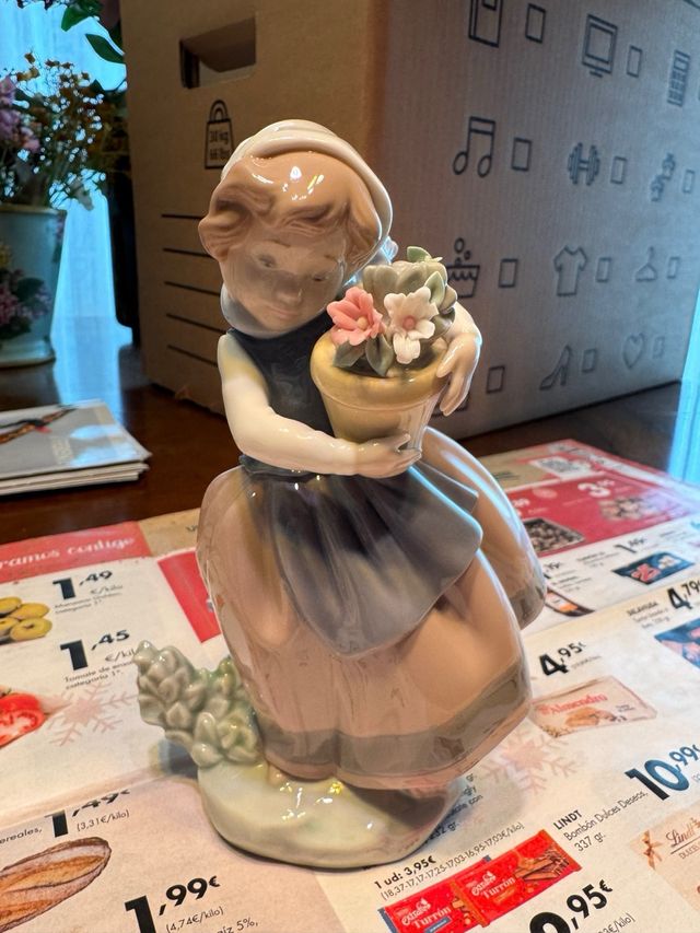 Lladró niña con flores
