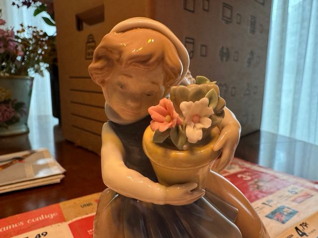 Lladró niña con flores