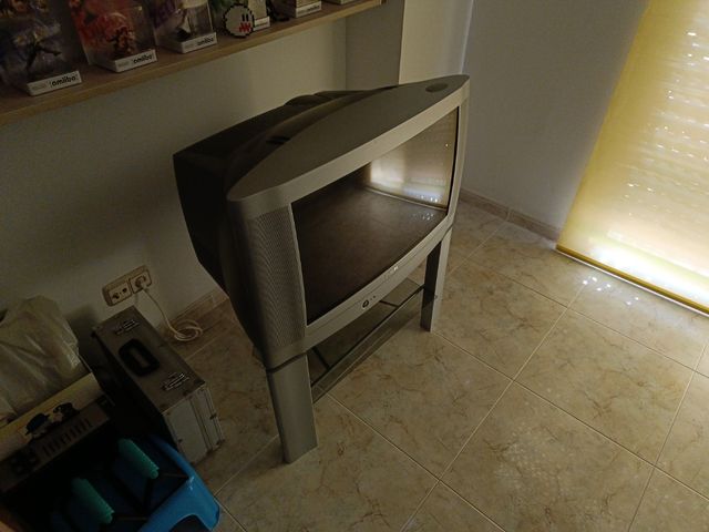 Televisión + mueble 28 pulgadas CRT Philips