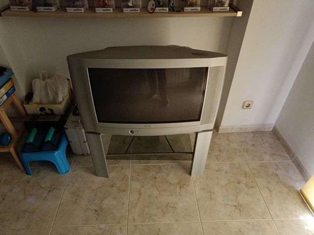 Televisión + mueble 28 pulgadas CRT Philips