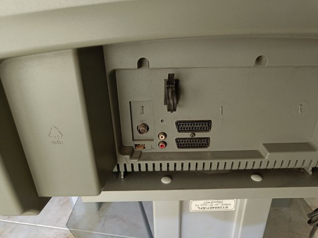 Televisión + mueble 28 pulgadas CRT Philips