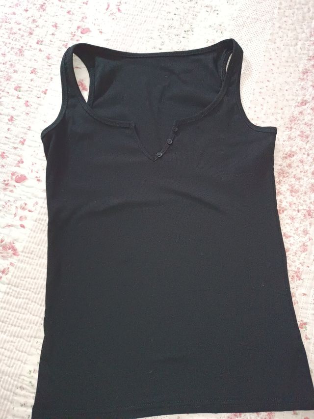 Camiseta botones gran escote