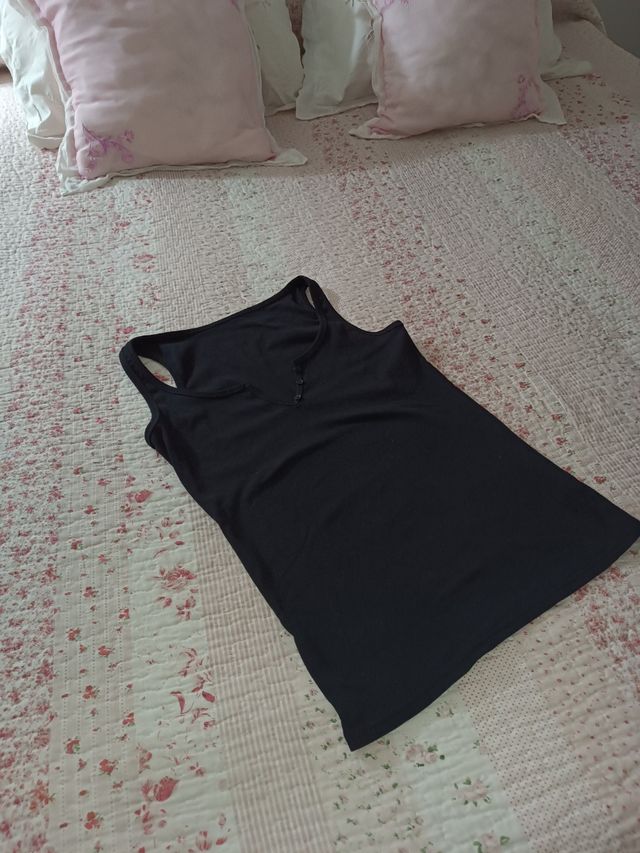 Camiseta botones gran escote