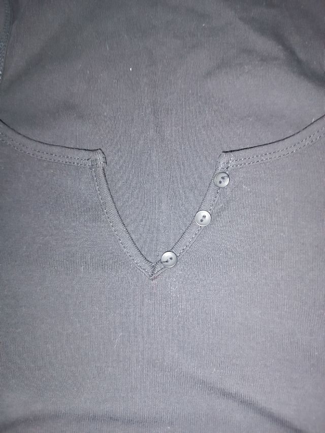 Camiseta botones gran escote
