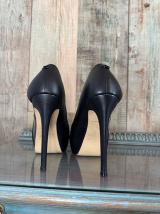 Zapato tacón negro Guess