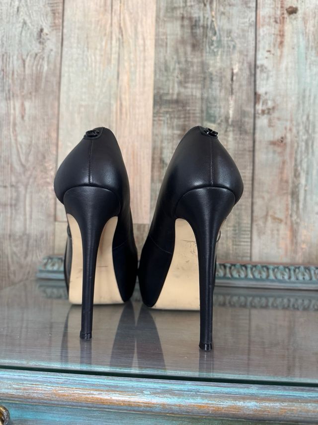 Scarpa con tacco Guess nera