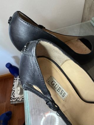 Zapato tacón negro Guess