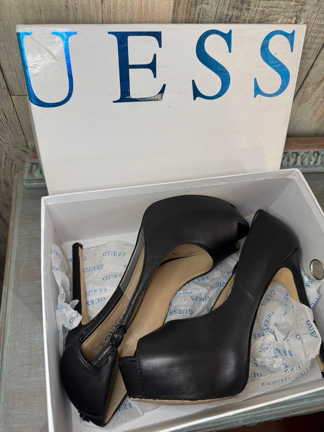 Scarpa con tacco Guess nera