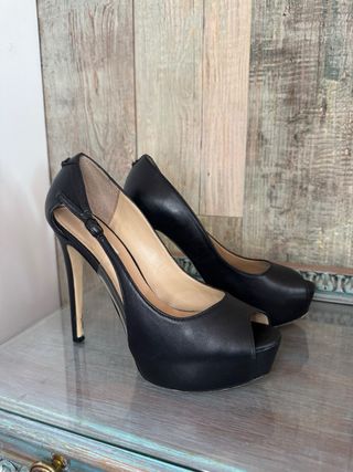 Zapato tacón negro Guess