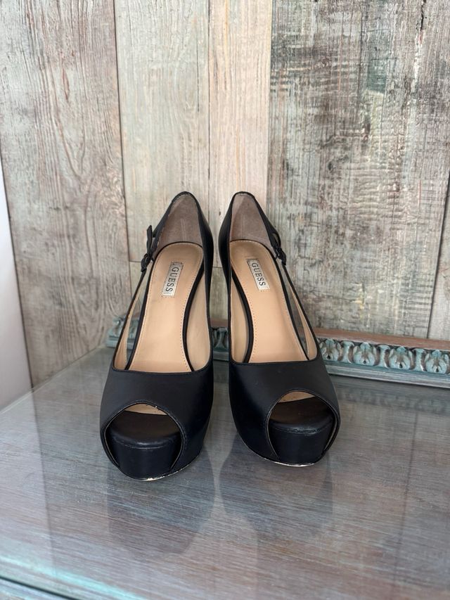 Scarpa con tacco Guess nera