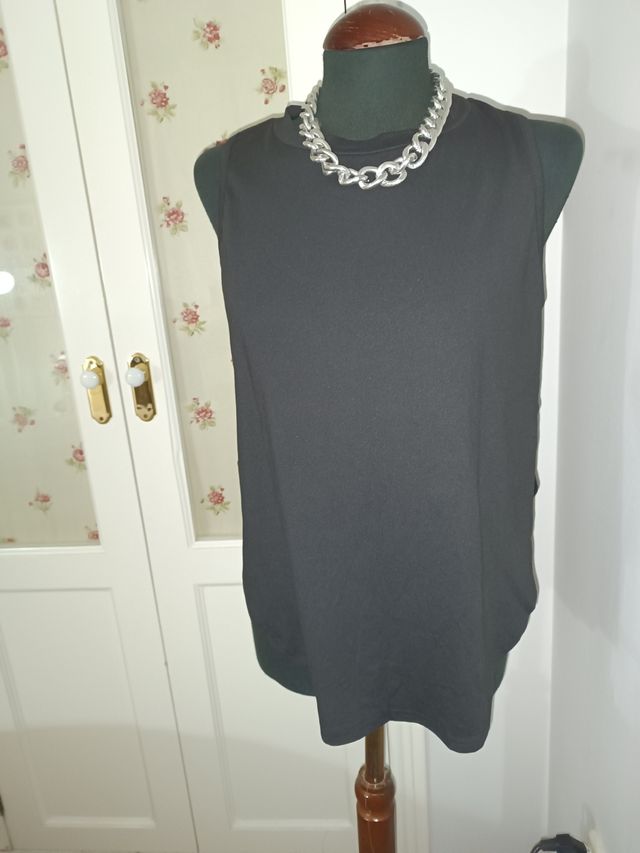 Camiseta cuello halter aberturas en los