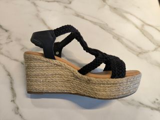 Sandalias negras XTI con cuña