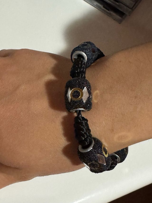 Pulsera negra de cuerda con espejitos