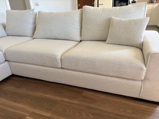 Sofa con chaise longe nuevo tejido anti manchas.