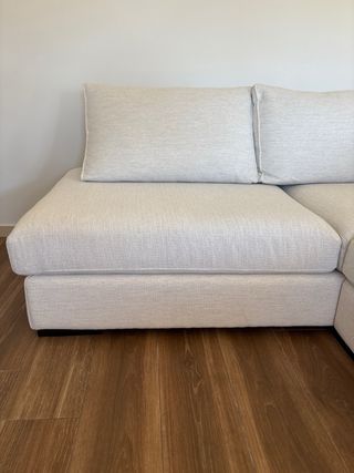 Sofa con chaise longe nuevo tejido anti manchas.